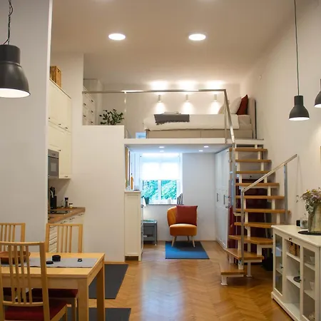 Jane's Place, Experience The Atmosphere Of A Historic & Free Parking 류블랴나