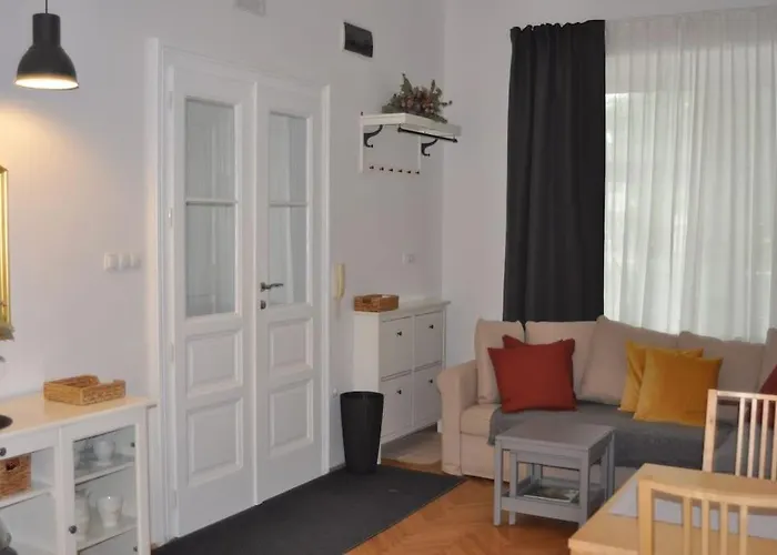 Jane's Place, Experience The Atmosphere Of A Historic & Free Parking