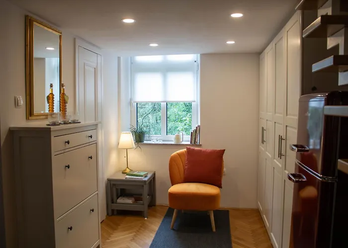 Jane's Place, Experience The Atmosphere Of A Historic & Free Parking